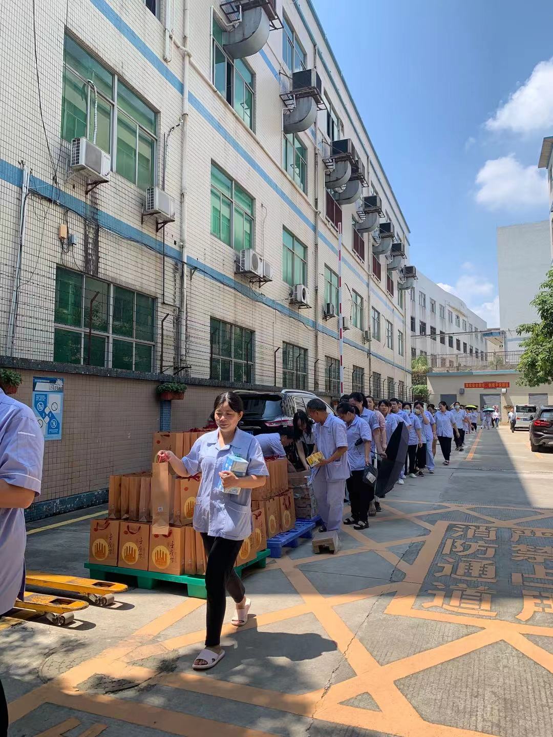 雅香麗化妝用品（深圳）有限公司預祝大家度過一個平安祥和、喜慶歡樂的中秋假期！