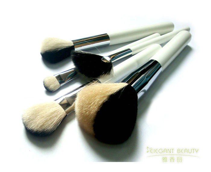 化妝刷的毛質(zhì)有哪些種類？各有什么優(yōu)缺點(diǎn)？
