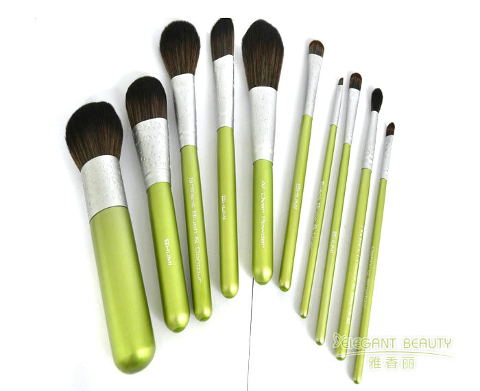 作為生產(chǎn)定制廠家，你們?nèi)绾未_保成套化妝刷的質(zhì)量與耐用性？