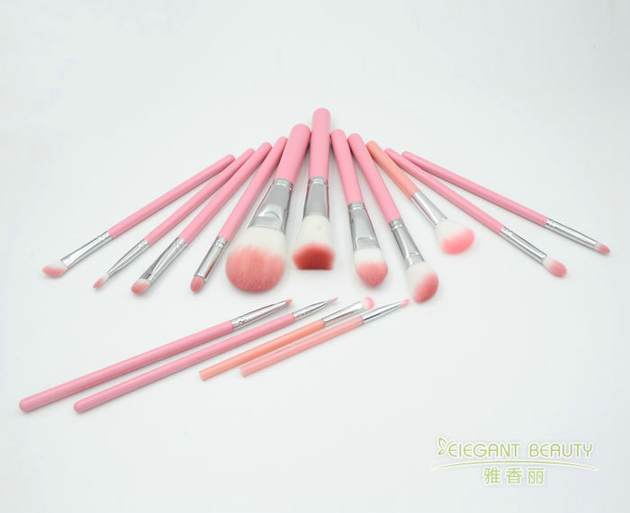 化妝刷的獨(dú)特魅力：為何它比手指更適合上妝？